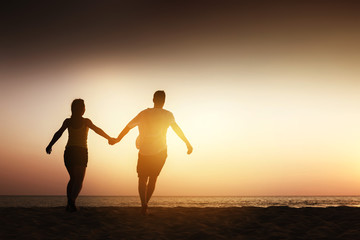 Fototapeta premium Happy couple sea beach run