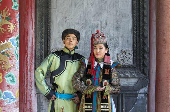 mongolian couple in traditional 13th century style outfit