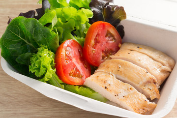 salad with chicken and tomato