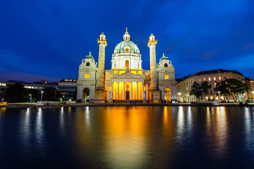 Fototapeta premium night view of famous Saint Charles's Church at Karlsplatz in Vienna, Austria