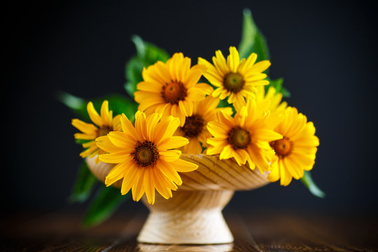 bouquet of yellow daisies