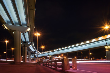 Obraz premium traffic on junction in city at night.