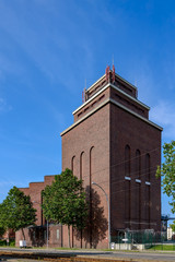 Denkmalgesch&uuml;tzte M&auml;lzerei mit Siloturm in Berlin-Alt-Hohensch&ouml;nhausen