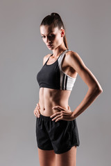 Naklejka premium Portrait of a young attractive fitness woman posing