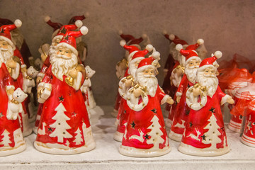 Statue di babbo natale in ceramica ai mercatini di Natale del Trentino Alto-Adige