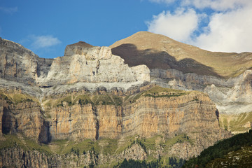 Fototapeta na wymiar Pirineos Aragoneses en la falda del Monte Perdido dede el pueblo de Torla