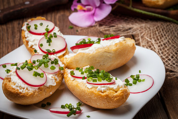 Toasts with radish, chives and cottage cheese.