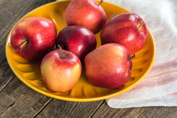 Fototapeta na wymiar Fresh apples on plate