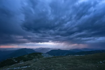 Cercles muraux Orage Dunkle Gewitterwolken über dem Krippenstein