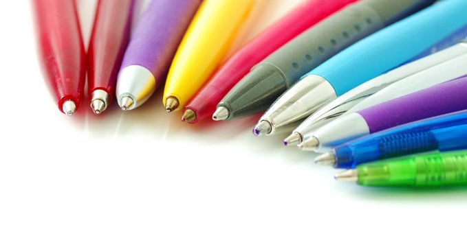 Knallig bunte Kugelschreiber