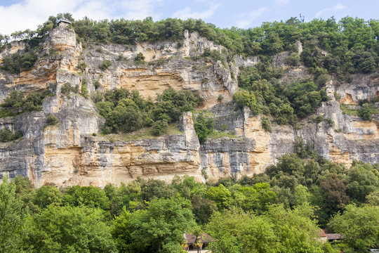 La Roque Gageac. Les falaises  vues depuis la Dordogne. Dordogne. Nouvelle Aquitaine