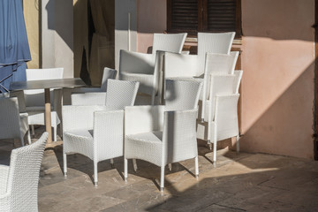 Gestapelte Stühle in weiß