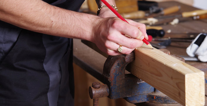 Schreiner bei der Arbeit 