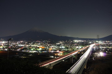 高速道路の夜景と富士山