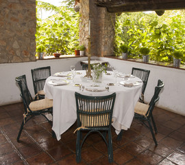 Mesa puesta en una terraza de un jardín sitio publico
