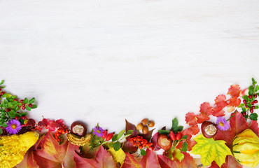Fototapeta na wymiar Autumn background, herbstlicher Hintergrund, Rahmen, Bordüre, Blätter, Früchte, auf Holz, Textraum, copy space