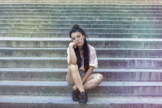 chica joven esperando