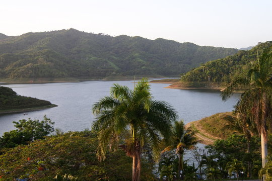 Sonnenuntergang am Stausee von Hanabanilla auf Kuba