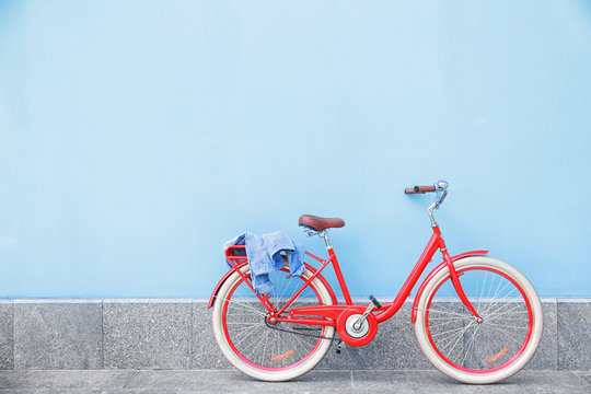 Fototapeta Stylowy nowy rower w pobliżu koloru ściany na zewnątrz
