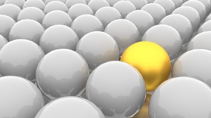 Goldene Kugel zwischen grauen