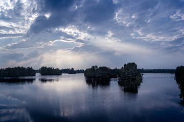 Bauminseln im Prüßsee, Sonnenstrahlen und Reflektionen