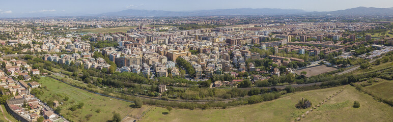 Vista aerea panoramica della parte sud ovest di Roma, capitale d' Italia, e nello specifico delle zone Tuscolana e Appia. In basso il parco degli acquedotti con le rovine romane.
