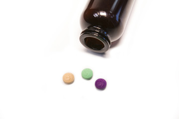 Comprimidos en fondo blanco