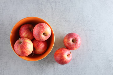 Fototapeta na wymiar apples on a bowl with light background