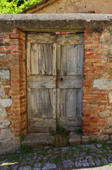 Fototapeta na wymiar old wooden door in Italy