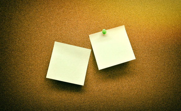 Korkowa tablica z ż&oacute;łtymi karteczkami