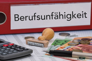 Aktenordner (rot) mit Beschriftung Berufsunfähigkeit
