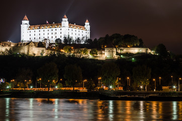 Fototapeta na wymiar Schloß Bratislava bei Nacht
