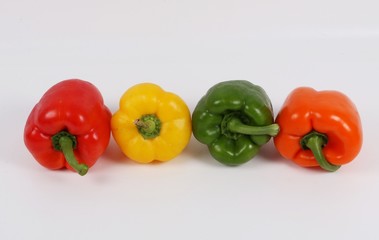 vier farbige Paprikas im Studio