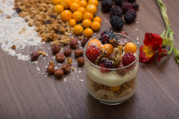 parfait de merienda frutas y yogurt