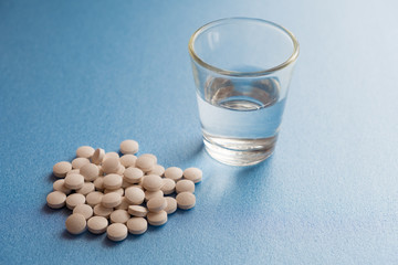 薬の錠剤と水