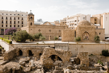 Fototapeta premium Rzymskie ruiny i Katedra św. Jerzego, Śródmieście, Bejrut, Liban.