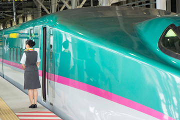 北海道新幹線で乗客をお出迎え