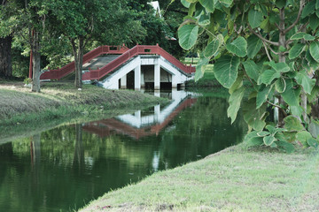 Obraz premium Beautiful Bridge Reflection on Lake, Ayutthaya, Thailand