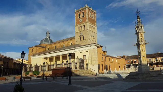 Vista general del Rollo (G&oacute;tico - Siglo XVI ) e Iglesia de San Miguel en la plaza de de Villalon de Campos - Valladolid Espa&ntilde;a