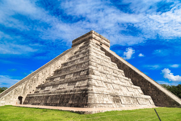Fototapeta na wymiar Пирамиды майя, небо, облака. Мексика