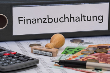 Aktenordner (schwarz) mit Beschriftung Finanzbuchhaltung