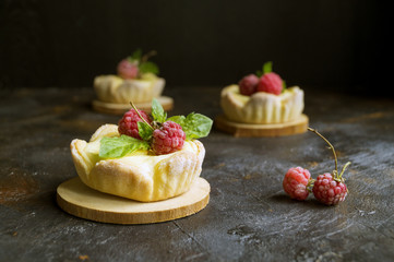 Tartlets with curd and raspberries.