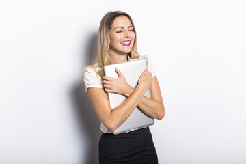 Naklejka premium Young business woman offers computer product, on grey background