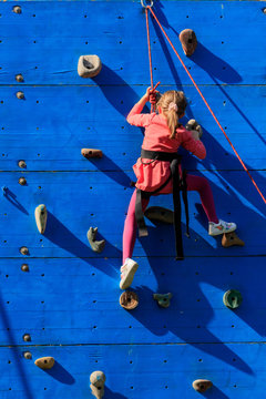 La bambina che si allena nella scalata