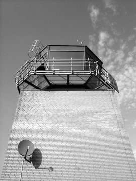 Tower der Flugsicherung am Segelflugplatz Oerlinghausen im Sonnenschein bei Bielefeld am Hermannsweg im Teutoburger Wald in Ostwestfalen-Lippe, fotografiert in neorealistischem Schwarzweiß