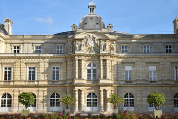 Fototapeta na wymiar Palais du Luxembourg à Paris en été, France