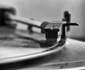 Fototapeta na wymiar Dusty turntable with vinyl record