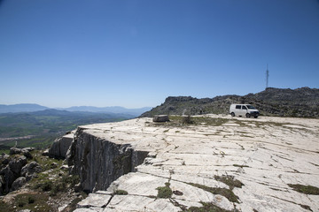 Fototapeta premium Plataforma piedra en las nuves