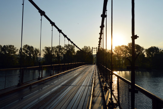 Стальной мост на вантах через реку Катунь. Восход солнца