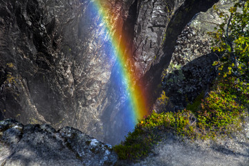 Fototapeta na wymiar Regenbogen in der Schlucht